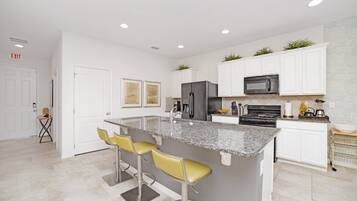 House (4670TERRA) | Private kitchen | Fridge, microwave, cookware/dishes/utensils