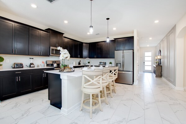 Huvila (8982CABOT) | Yksityinen keittiö | Jääkaappi, mikroaaltouuni, keittoastiat/astiat/ruokailuvälineet