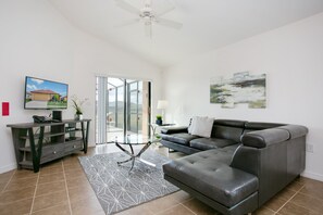 Villa (2569ROSEMONT) | Living room