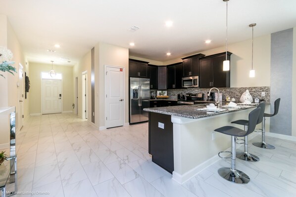 Villa | Cuisine privée | Réfrigérateur, four à micro-ondes, vaisselle et ustensiles