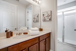 Villa (Solara Resort Villa W Private Pool 15) | Badkamer | Een haardroger, handdoeken