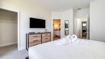 House (1510RETREAT) | 3 bedrooms, cots/infant beds, free WiFi