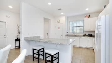 Villa (2609ROSEMONT) | Cocina privada | Frigorífico, microondas y utensilios de cocina