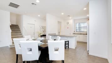 Villa (2609ROSEMONT) | Cocina privada | Frigorífico, microondas y utensilios de cocina