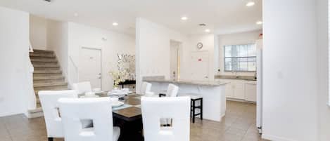 Huvila (2609ROSEMONT) | Yksityinen keittiö | Jääkaappi, mikroaaltouuni, keittoastiat/astiat/ruokailuvälineet