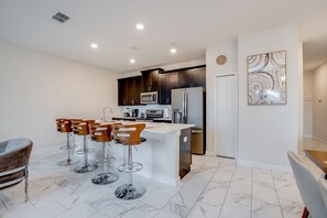 House (8933STINGER) | Private kitchen | Fridge, microwave, cookware/dishes/utensils