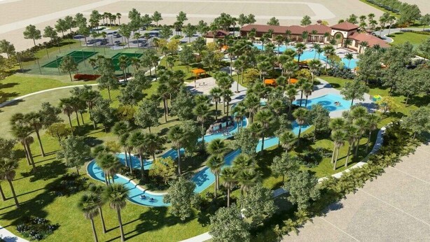 Vue aérienne d’un complexe hôtelier doté de plusieurs piscines, de palmiers et de bâtiments.