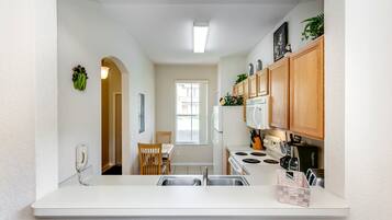House | Private kitchen | Fridge, microwave, cookware/dishes/utensils