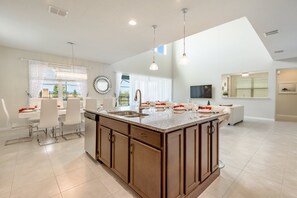Villa (Amazing 6 Bedroom 5 Bathroom Solara  ) | 6 habitaciones y wifi gratis 