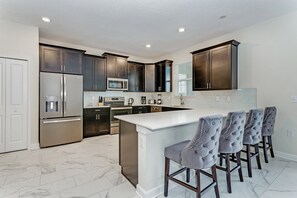 Villa (791PBEACH) | Cocina privada | Refrigerador, microondas, utensilios de cocina y comedor 