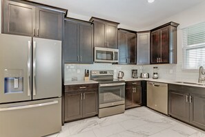 Villa (791PBEACH) | Cocina privada | Refrigerador, microondas, utensilios de cocina y comedor 