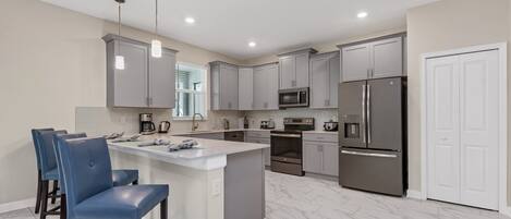 Vila (2707BOOK) | Cozinha privada | Geladeira, micro-ondas, lava-louças, cadeirão de bebê