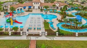 Um resort com uma grande piscina central, um toboágua e várias áreas de lazer.