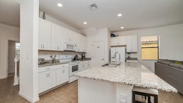 Villa (2586ROSE) | Private kitchen | Fridge, microwave, cookware/dishes/utensils