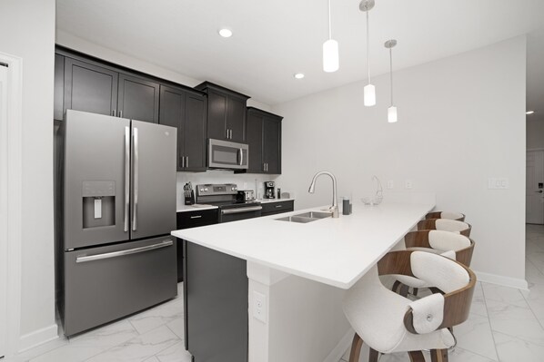 House (4838MEMLANE) | Private kitchen | Fridge, microwave, cookware/dishes/utensils