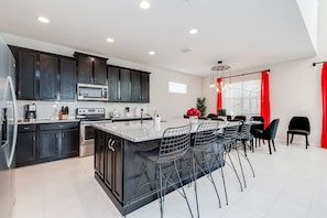 Villa (1800SAWYER) | Eget kjøkken | Kjøleskap, mikrobølgeovn og kjøkkenutstyr