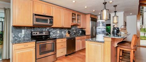 Vil·la | Cuina privada | Frigorífic, microones i utensilis de cuina, vaixella i coberteria