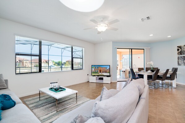 Villa | Living room - 2562rose (Davenport)