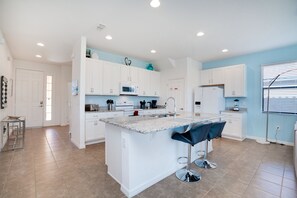 Villa | Private kitchen | Fridge, microwave, oven, dishwasher - 2562rose (Davenport)