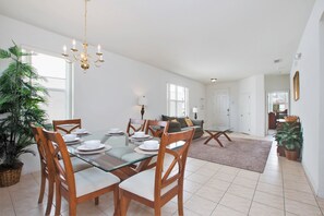 Villa | Dining - 1418pine (Davenport)