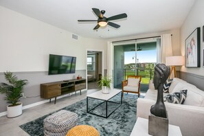 Condo (4721 UNIT208 Amazing Story Lake Brand) | Living room