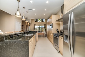 House (7662AMAZONAS) | Private kitchen | Fridge, microwave, cookware/dishes/utensils