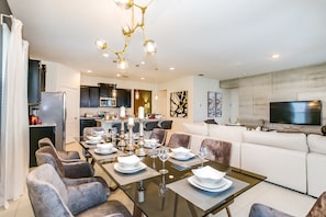 Villa (6070BOA Luxury 6 Bedroom 4.Bath Hom) | In-room dining