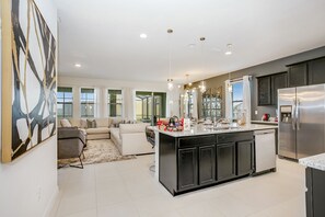 Villa (6070BOA  Luxury 6 Bedroom 4.Bath  Hom) | Private kitchen | Fridge, microwave, oven, stovetop - 6bed 4Ba Villa Game Room Pool Spa (Davenport)