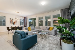 Villa (7049 OAKWO Luxury 6 Bedroom 4.Bath H) | Living room | Flat-screen TV