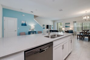 Huis (780PB Luxury Furnished 5 Bedroom 4 Ba) | Privékeuken | Een koelkast, een magnetron