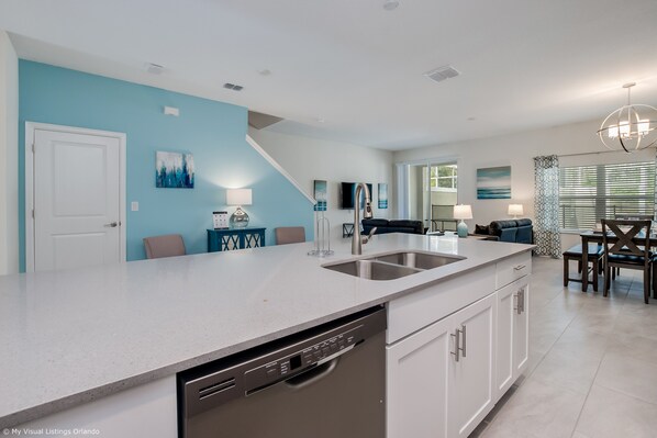 House (780PB Luxury Furnished 5 Bedroom 4 Ba) | Private kitchen