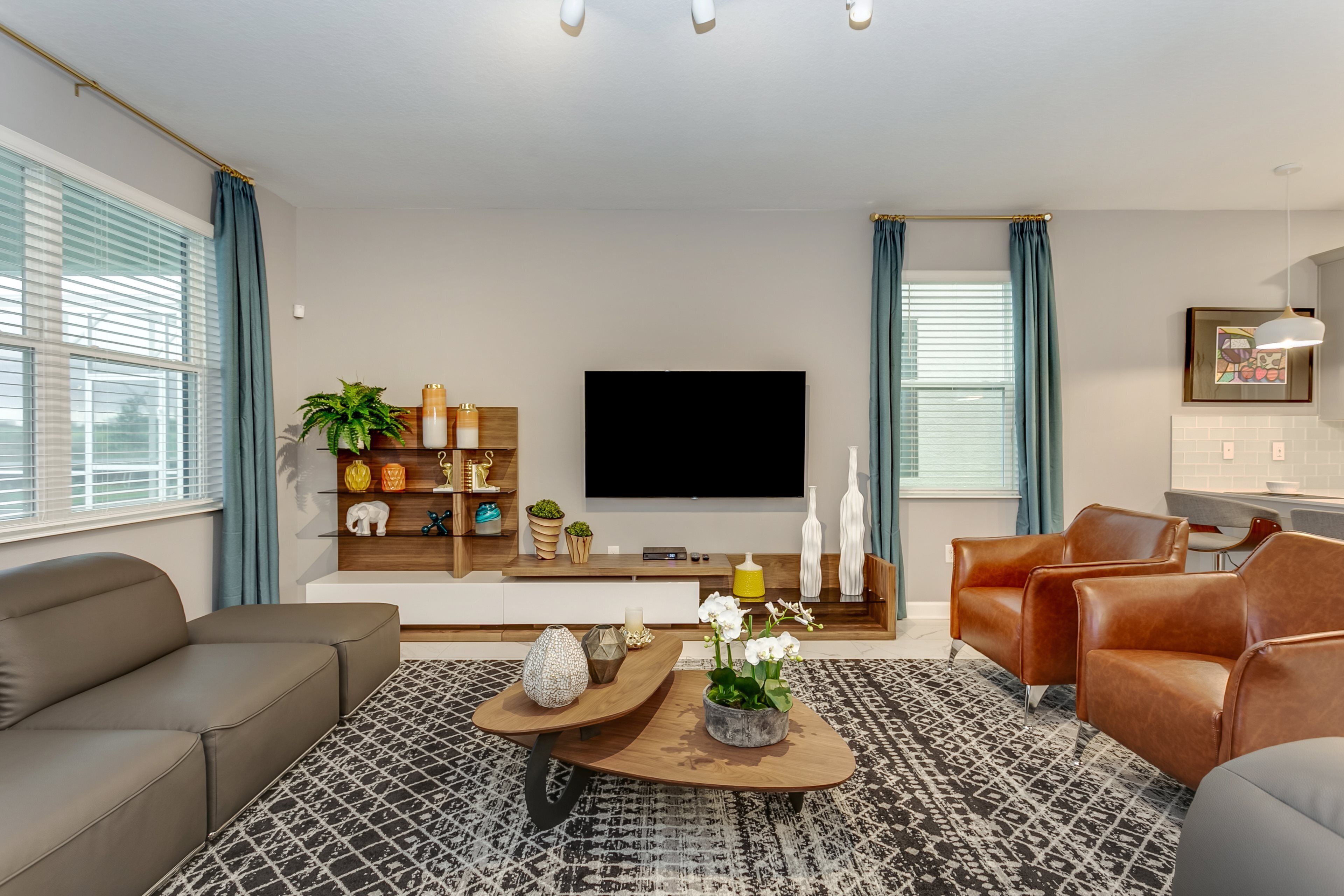 Een moderne woonkamer met een bank, salontafel en televisie.