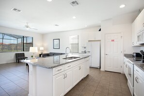 Villa (2590ROSE) | Cucina privata | Frigorifero, microonde, pentole/stoviglie/utensili