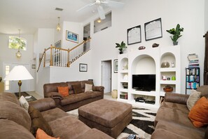 Villa | Woonkamer | Een ledtelevisie