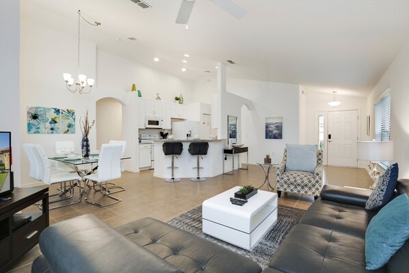 Villa (2570ROSEMONT) | Living room