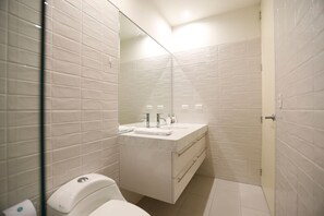 Apartamento | Banheiro | Chuveiro, produtos de toalete grátis, secador de cabelo 