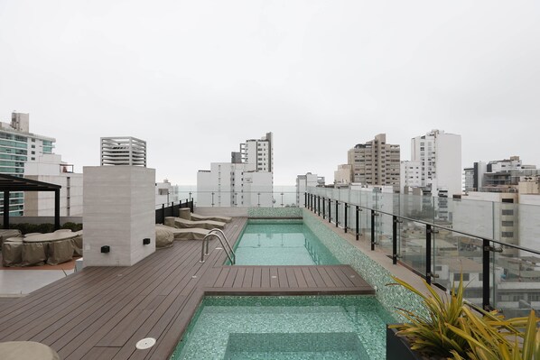 Outdoor pool - Apt con vista al Mar a una calle del Malecón (Lima)