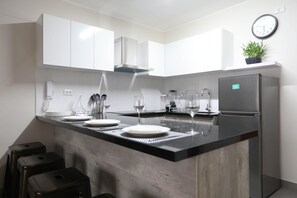 Apartment | Private kitchen | Fridge, microwave, oven, coffee/tea maker - Apt con vista al Mar a una calle del Malecón (Lima)