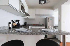 Apartment | Eigene Kochnische | Kühlschrank, Mikrowelle, Herdplatte, Wasserkocher mit Kaffee-/Teezubehör