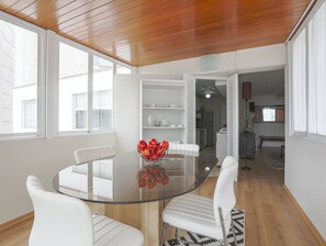 Apartment | Essbereich im Zimmer