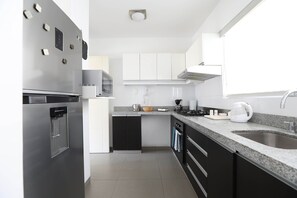 Apartment | Private kitchen | Fridge, microwave, oven, stovetop - Moderno y lujoso dpto en el centro de Miraflores (Lima)