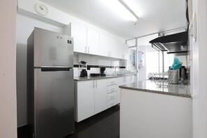Geladeira, micro-ondas, fogão, cooktop
