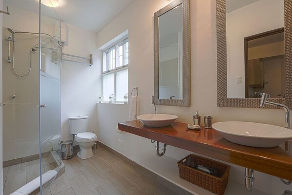 Apartment | Badezimmer | Dusche, kostenlose Toilettenartikel, Handtücher, Seife