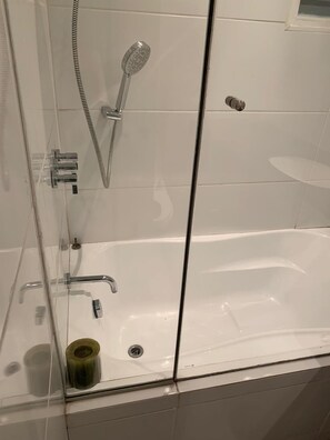 Ducha, artículos de tocador gratuitos, toallas