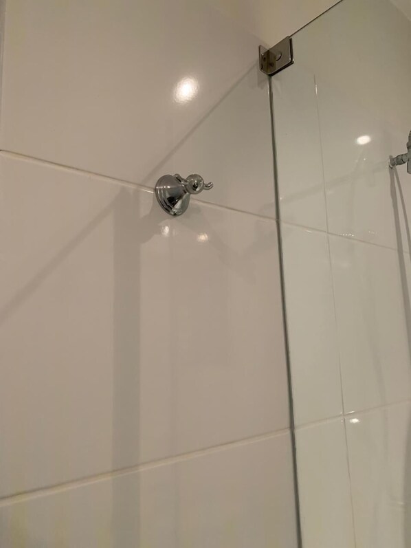 Ducha, artículos de tocador gratuitos, toallas