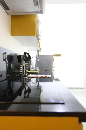 Apartment | Eigene Küche | Großer Kühlschrank, Mikrowelle, Wasserkocher mit Kaffee-/Teezubehör