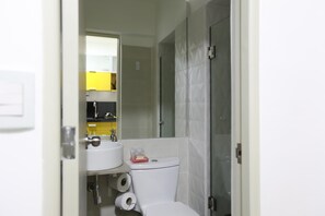 Ducha, artículos de tocador gratuitos, toallas