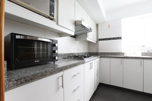 Apartment | Eigene Küche | Kühlschrank, Mikrowelle, Ofen, Wasserkocher mit Kaffee-/Teezubehör