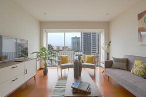Apartment | Living room | Flat-screen TV