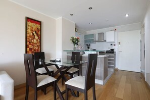 Apartment | Essbereich im Zimmer